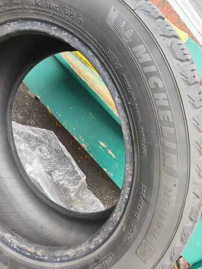 2x Michelin x-ice 225/55 R17 65% left DOT: 0423