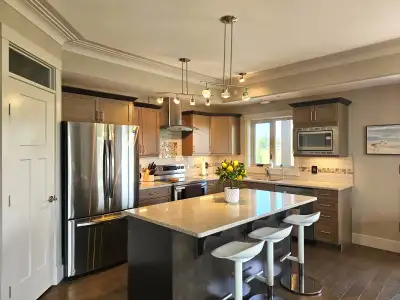 Luxury condo for rent in the Ironwood Gates Condominium. Bright modern, open concept unit with 3 bed...