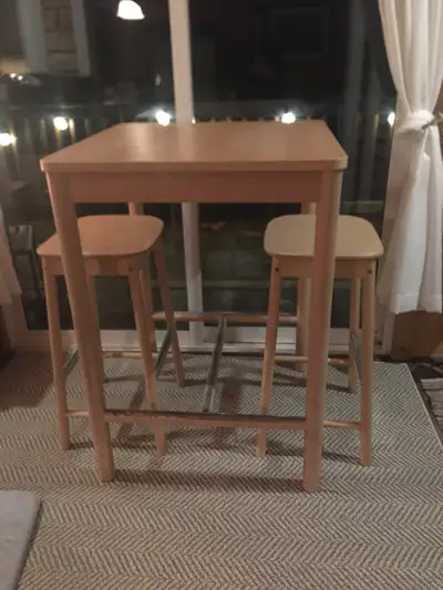 In excellent condition. Comes with 4 stools. Clean, smoke-free home. Can deliver within Pictou Count...