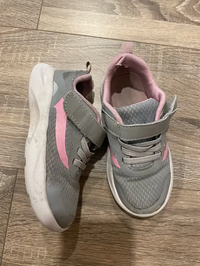 girls running shoes size 9 in Kids & Youth in Mississauga / Peel Region - Image 2