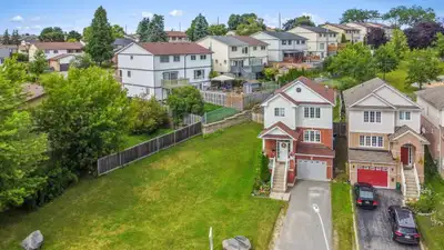 Spacious 3 Bed, 2.5 Bath Home in Oshawa for rent