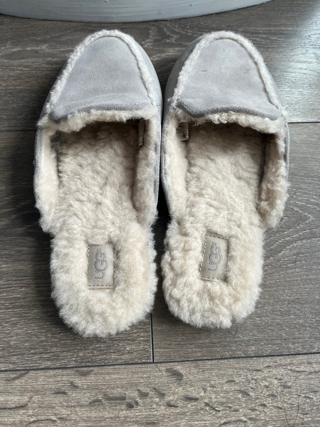 UGG slippers - size 7 in Women's - Shoes in Barrie - Image 2