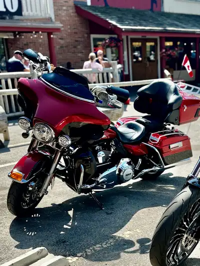 Low km @35k 2013 Harley Ultra Ltd - Two tone red and black LTD paint set On Clean title Active statu...