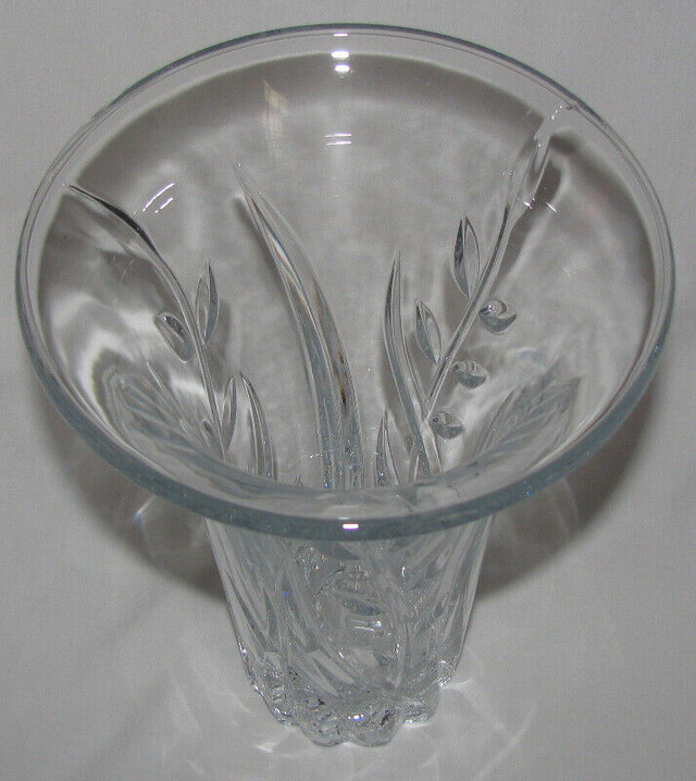 Vntg Crystal Vase Flared Top Grooved Vine Leaf Pattern 9.5" Tall in Arts & Collectibles in Saint John - Image 2