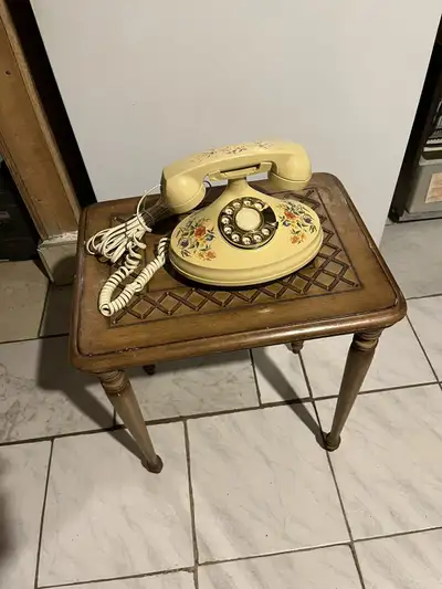 téléphone ancienne et table de luxe bas prix., View more