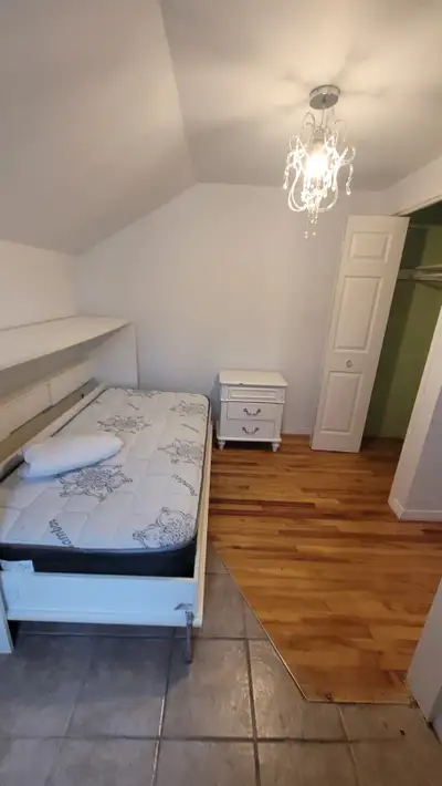 Chambre à louer Tout inclus (non fumeur): Prix: 600$ Chauffage, Électricité, Eau chaude, Frigos, Mic...