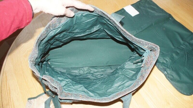 Paisley Green Diaper Bag in Bathing & Changing in Calgary - Image 3