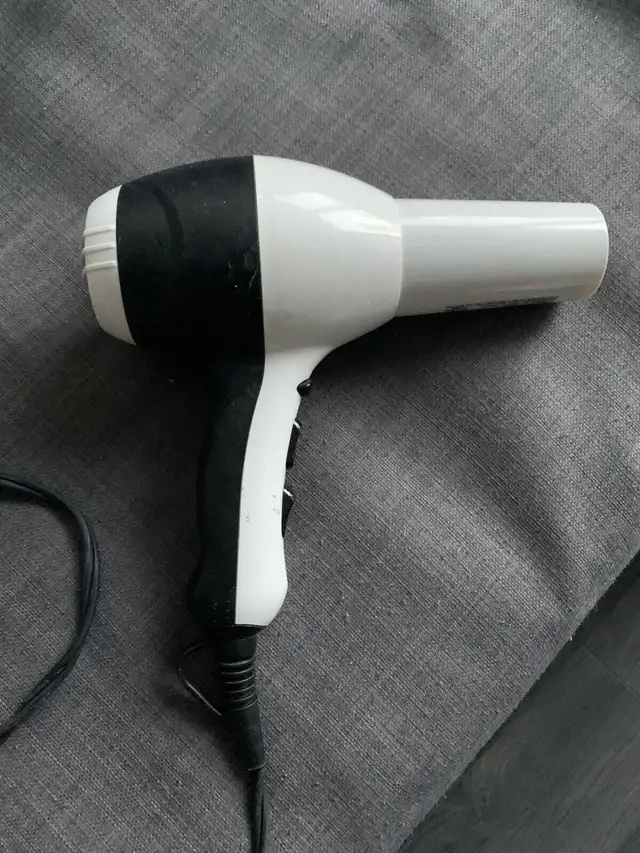 Revlon Hair / Blow Dryer in Bathwares in Markham / York Region - Image 4