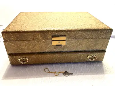 Lady Buxton Jewelry Box Vintage crush velvet insides