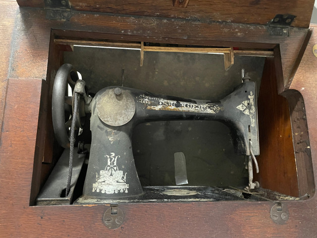 Singer Sewing Machine in Other in Dartmouth - Image 2