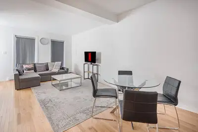 Superbe 2 cac TOUT MEUBLÉ et terrasse privée! Parking!