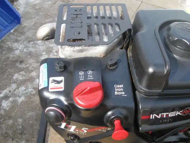 moteur de souffleuse ariens 11.5 H.P. - shaft 1 pouce briggs str in Lawnmowers & Leaf Blowers in Laval / North Shore - Image 5