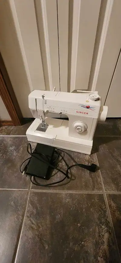 Selling a Singer 2517C Sewing machine.