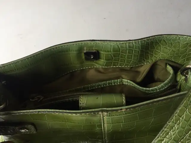 Tommy Hilfiger faux leather olive green purse/handbag in Women's - Bags & Wallets in Oshawa / Durham Region - Image 4