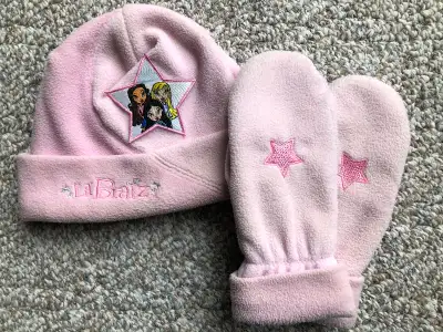 Girl’s Hat and Mitten Set (Bratz), View more