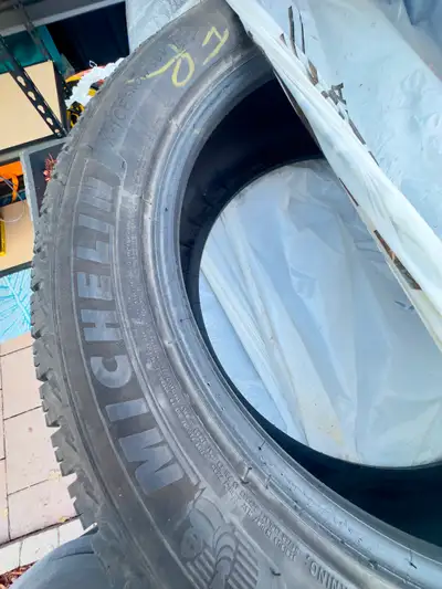 Michelin X-Ice Snow SUV — 235/50R20 — 4 pneus 800 $ pour les 4 pneus À vendre : ensemble de 4 pneus...