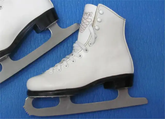New LANGE Skates Size-5 (inner length 20.5cm/8.1'') Dwight in Skates & Blades in Muskoka - Image 2