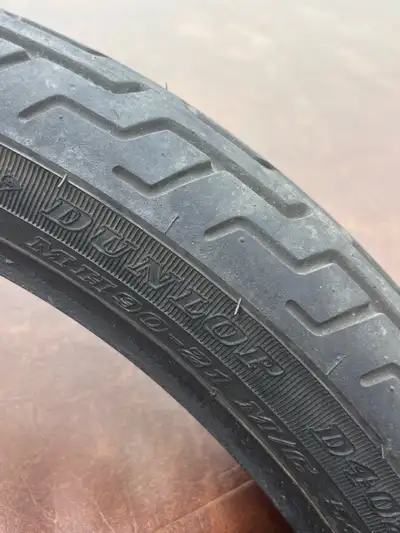 Pneu 21 pouce Dunlop Harley Davidson pratiquement neuf ,j’ai changé pour un flanc blanc ,me rejoindr...