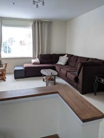 ALL UTILITIES INCLUDED Main floor of a bungalow on a quiet street in beautiful Elmvale Acres. - 3 be...