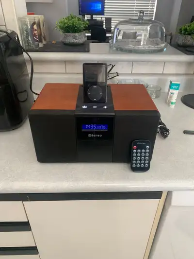 I stereo fully functional comes with remote and adapter iPod not included