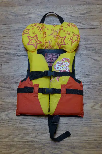 Children's life jacket, fits 30-60 lbs (14-27 kg). No rips or tears. Buckles all work. Smoke-free, c...