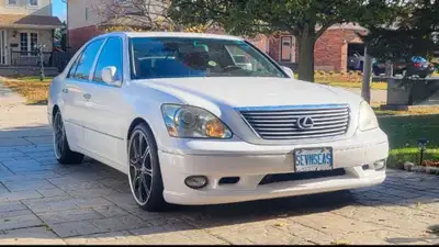 2004 Lexus LS430 - Ultra Luxury package Original colour is silver - has been professionally wrapped...