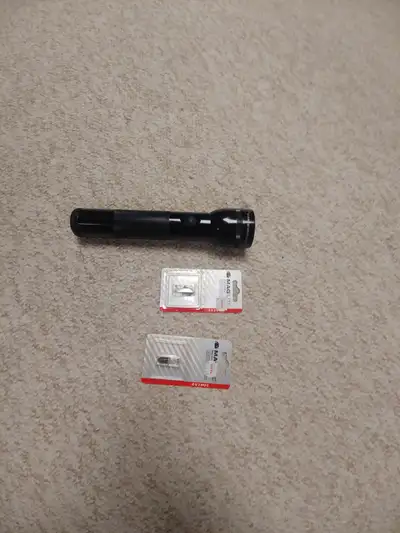 Original Mag-Lite Flashlight, runs on two D batteries (supplied). This is a heavy duty flashlight th...