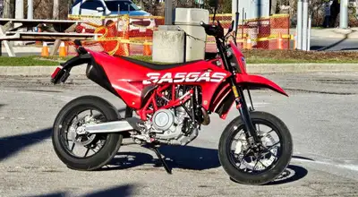 2023 Super moto 700, just had broken in service done, now at 1500 kms Mods: Remus muffler Otherwise...