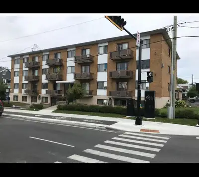 Très Beau 3-1/2 chauffage inclus. Balcon, situé dans immeuble et coin tranquille, tout rénové, planc...