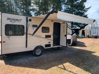 Lightweight Travel Trailer with lots of storage space. RV Queen Bed (front) Convertible Dinette (rea...