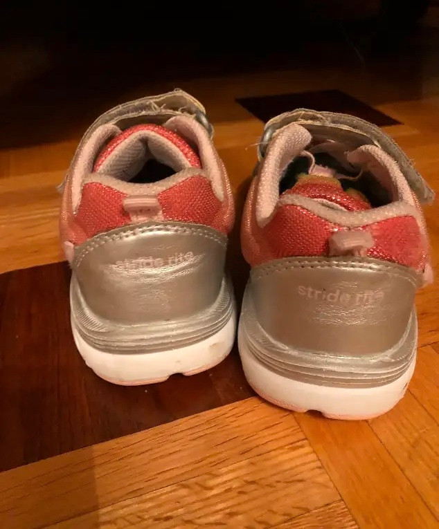 Espadrilles Stride Rite, pour fille, taille 10.5,environ 5-6 ans dans Vêtements - 5T  à Ville de Montréal - Image 3