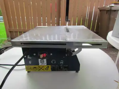 Scie à carreaux ou tuiles céramiques en excellent état, utilisée seulement 2 fois. Payée: $149 Deman...