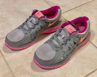 NIKE Dual Fusion Run 2 Size 9 Pink Gray Running Shoe Woman’s