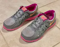 NIKE Dual Fusion Run 2 Size 9 Pink Gray Running Shoe Woman’s