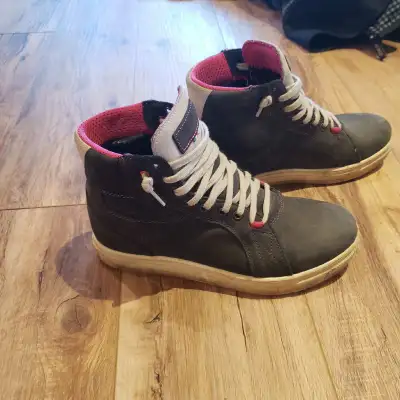 Chic yet pragmatic, the TCX Womens Street Ace Waterproof Shoes prove that weatherproof motorcycle fo...