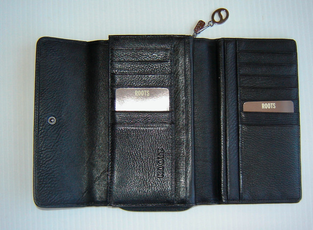 Vintage Roots Ladies Clutch Wallet Black Leather - New in Box in Women's - Bags & Wallets in City of Toronto - Image 2