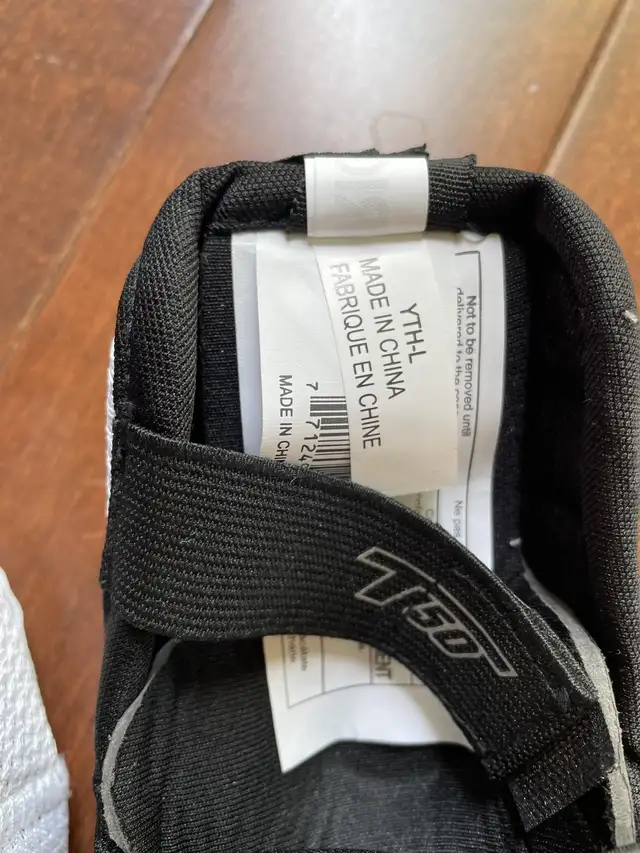 Hockey sherwood elbow pad Youth Large (New) in Other in Calgary - Image 4