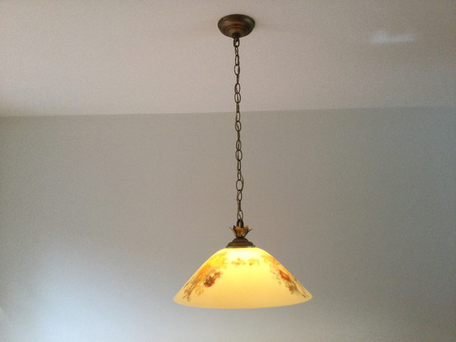 Lampe en verre genre Tiffany  75 $ dans Éclairage intérieur et plafonniers  à Ville de Québec