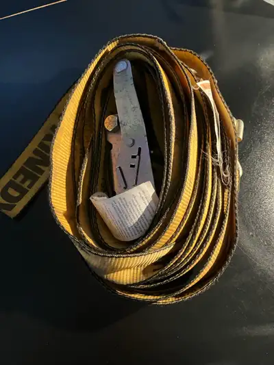 Je vends une sangle d’arrimage Kennedy, parfaite pour sécuriser vos charges. Cette sangle robuste a...
