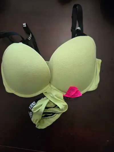 This is a La Senza bra and panty set, size 34D and Medium, in good condition. It is a stylish and co...
