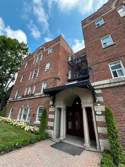 Bright 4 1/2 on great part of Sherbrooke heating included!