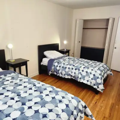 Room available  to be share with lady Etobicoke $650 Utilities i