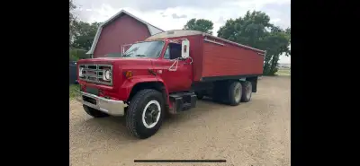 1986 GMC full tandem with 427 5&2 transmission, air brakes, odometer approx 35,000 original kms, new...