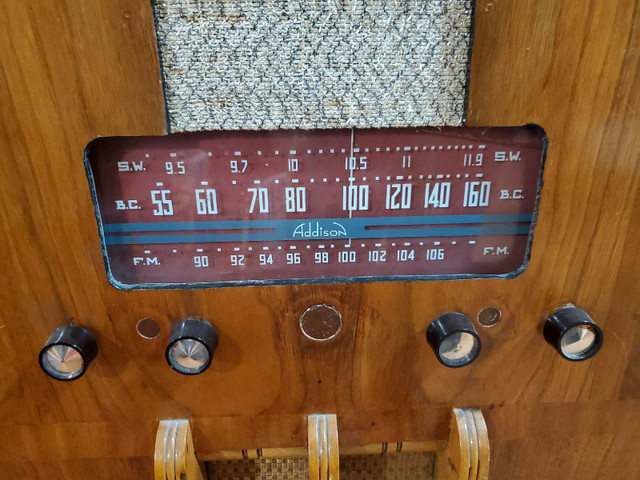 Vintage Radio in Arts & Collectibles in Calgary - Image 2
