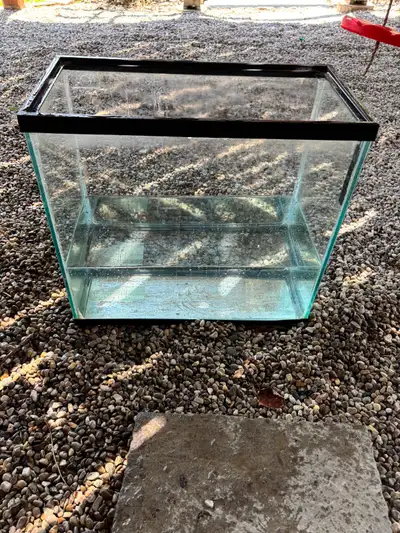 Approx 20 gallon aquarium. See pics for measurements. Used in good condition holds water and comes w...