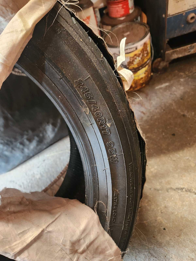 2 pneus été YOKOHAMA 245/40R17 95W dans Pneus et jantes  à Lac-Saint-Jean