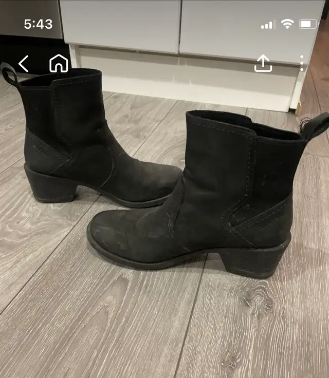 Teva Anaya Waterproof Chelsea Boots in Women's - Shoes in City of Toronto - Image 3
