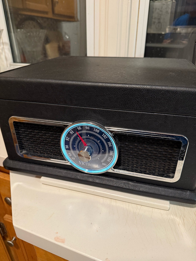 VICTROLA BLUETOOTH 4 IN 1  RECORD PLAYER in General Electronics in Brantford - Image 2