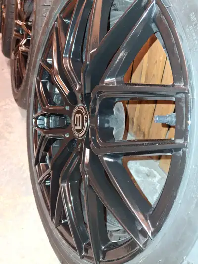 Mag Braelin Br10 gloss black, pneus Goodyear vient avec kit de bolt noir et les lock. Grandeur 18x8...