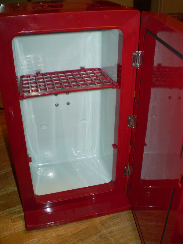 Large COKE Cooler- Dual Voltage-Fridge style- Old Style Graphics dans Art et objets de collection  à Winnipeg - Image 4